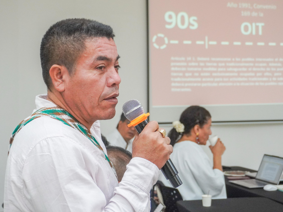 un-hombre-que-habla-en-un-micrfono-en-una-conferencia