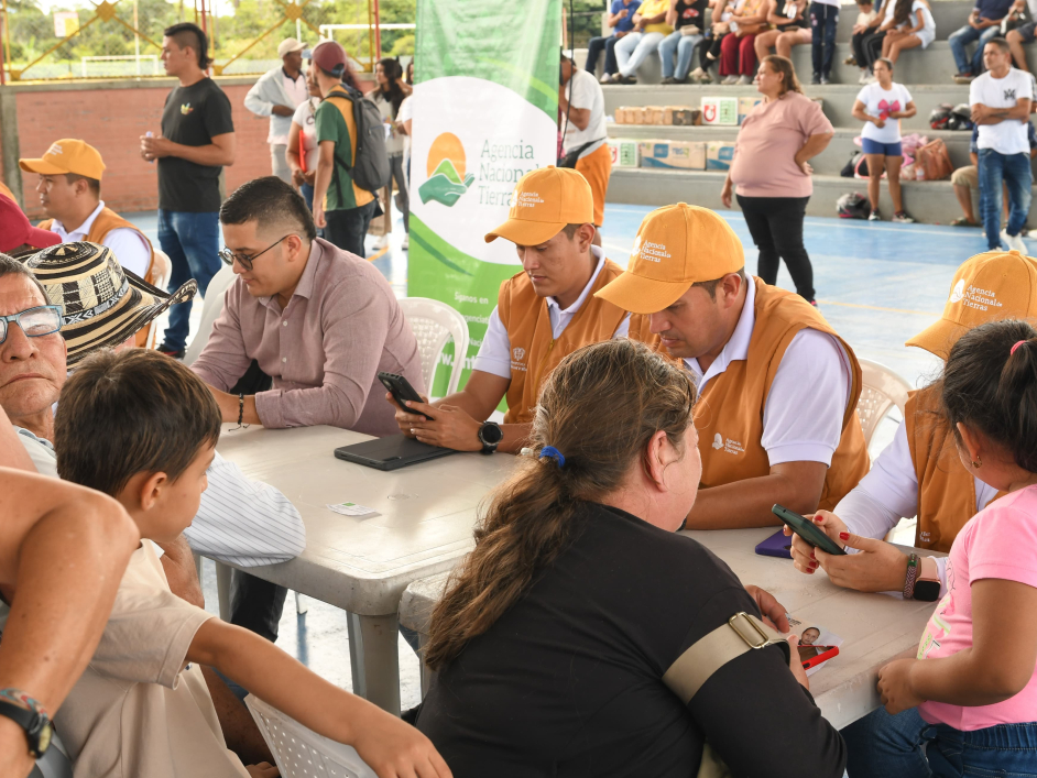 gente-sentada-en-las-mesas-con-sus-telefonos