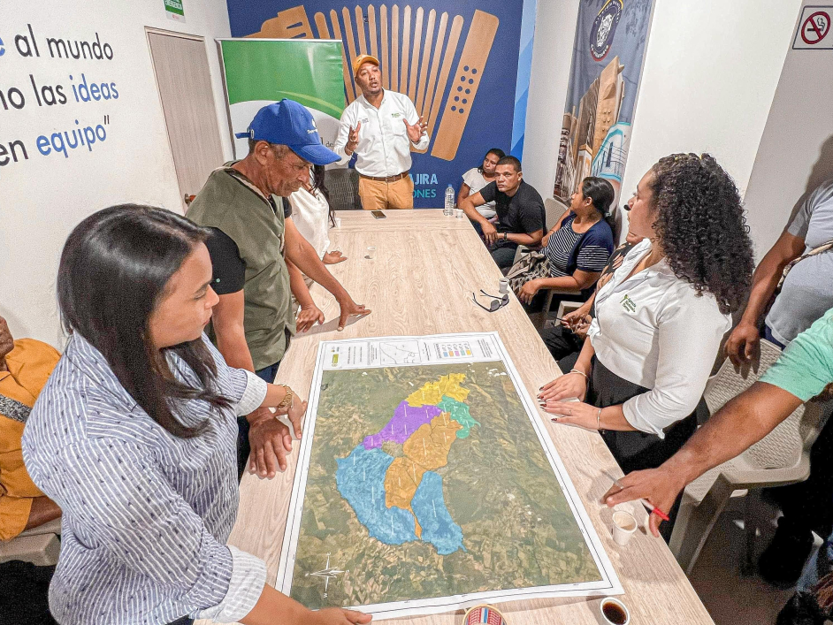 gente-reunida-alrededor-de-una-mesa-con-un-mapa