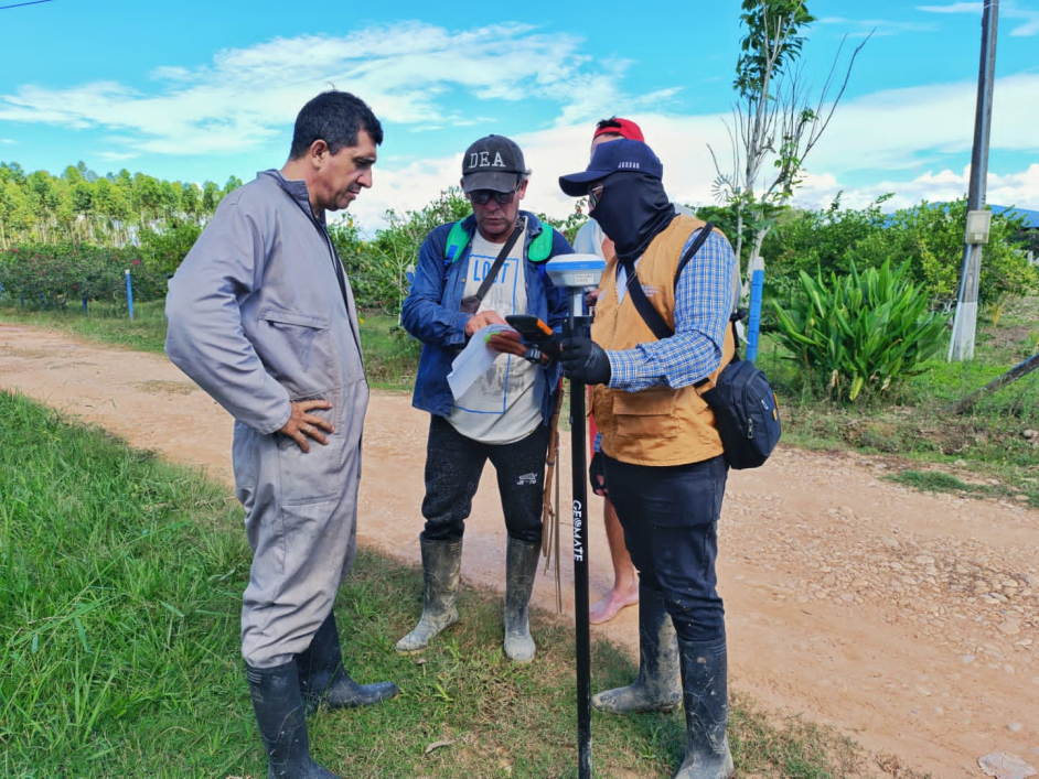 tres-hombres-parados-en-un-camino-de-tierra