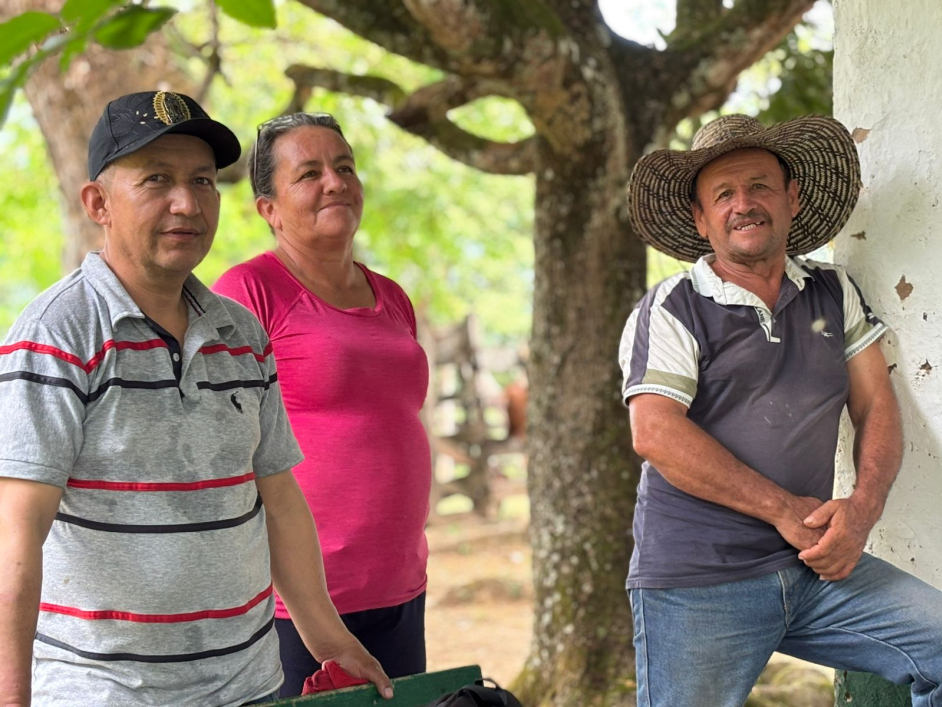 tres-personas-paradas-una-al-lado-de-la-otra-en-un-campo