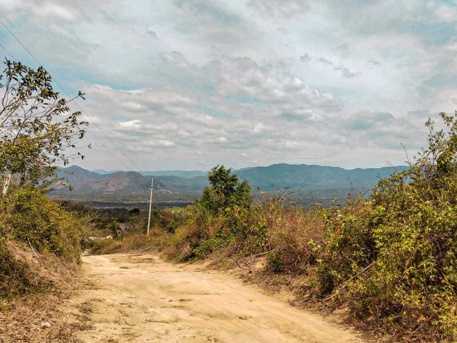 un-camino-de-tierra-con-un-camino-de-tierra-que-conduce-a-las-montanas
