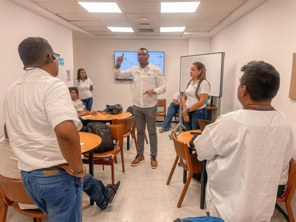 un-grupo-de-personas-en-una-habitacin-con-un-hombre-que-da-una-presentacion
