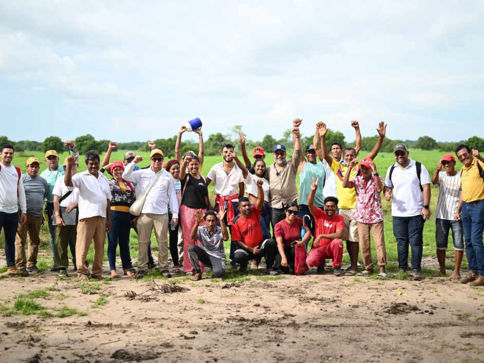 un-grupo-de-personas-parados-en-un-campo-con-las-manos-en-alto