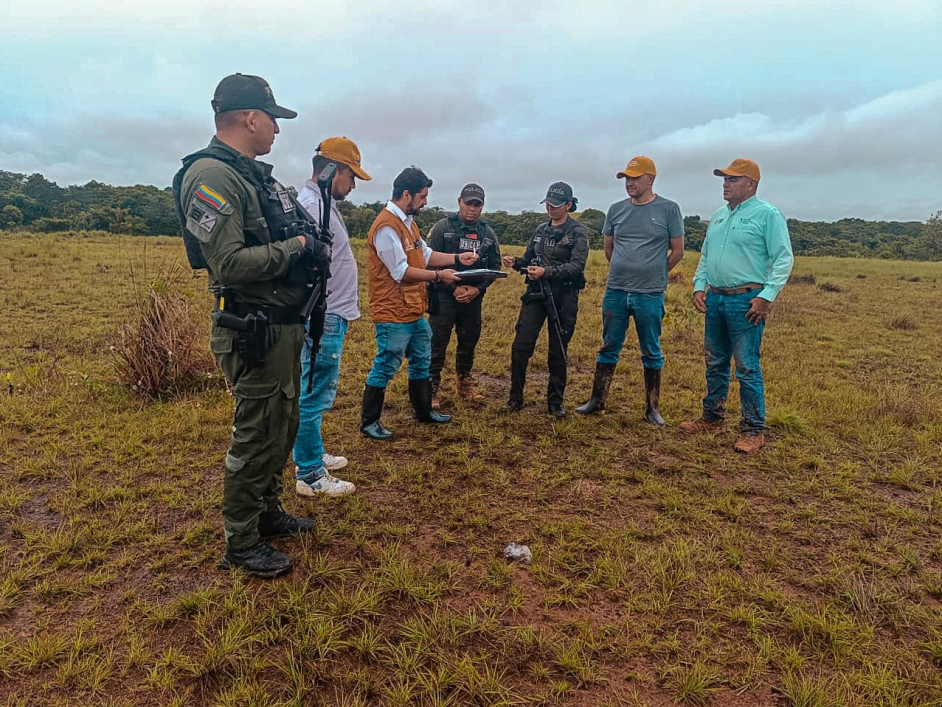un-grupo-de-personas-parados-en-un-campo-con-un-hombre-en-el-medio
