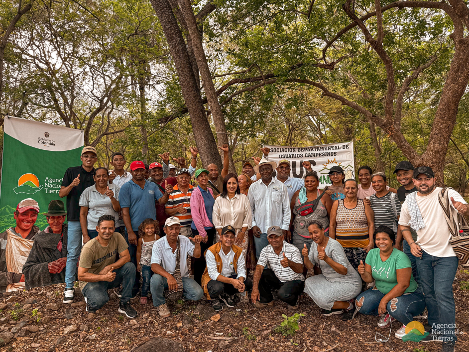 un-grupo-de-personas-posando-para-una-foto-frente-a-un-arbol