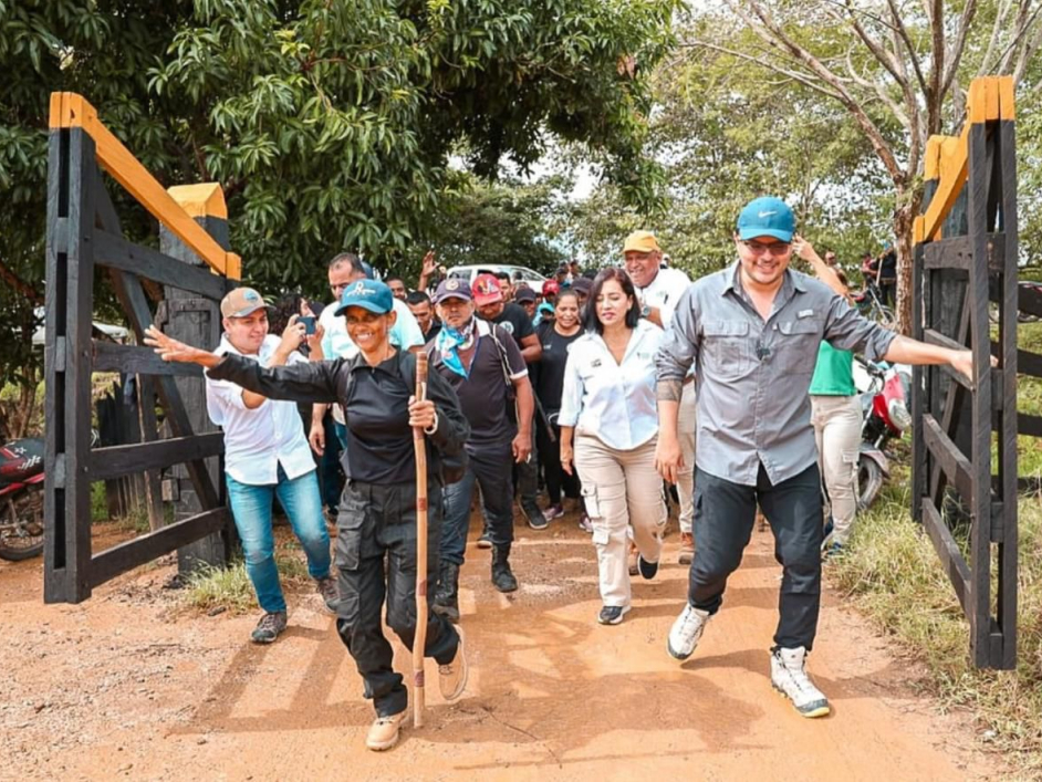 un-grupo-de-personas-que-caminan-por-un-puente-de-madera