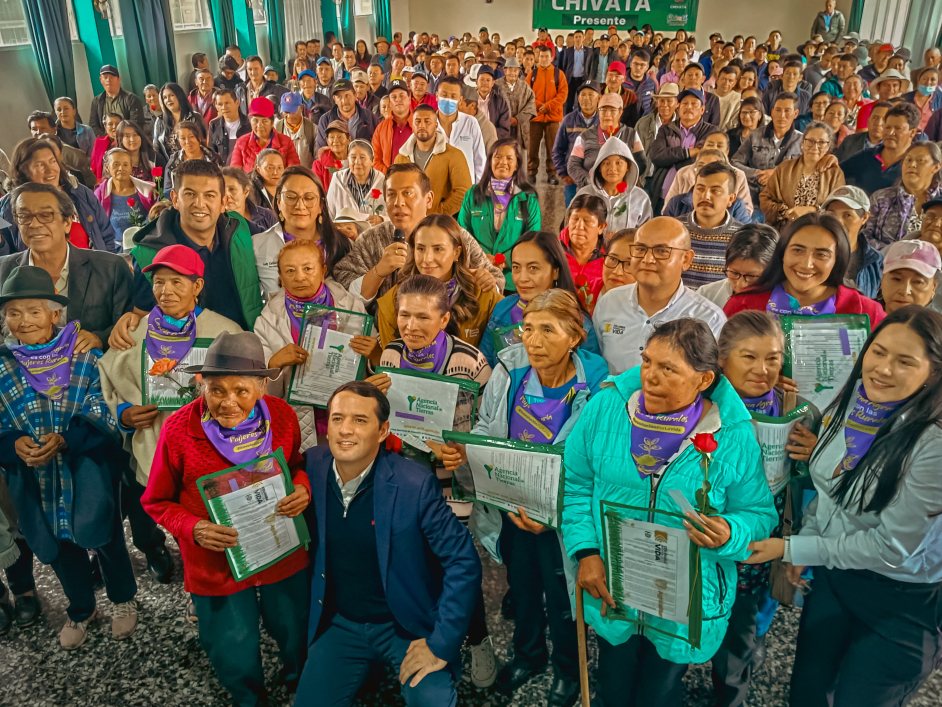 un-grupo-de-personas-que-poseen-certificados-en-una-habitacion