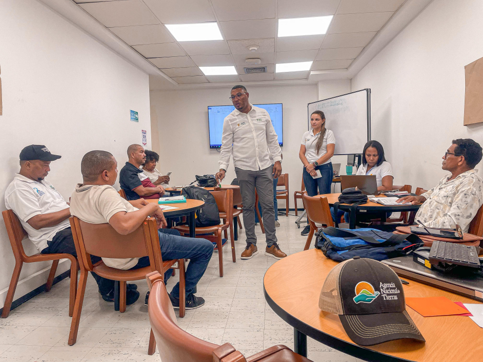 un-grupo-de-personas-sentadas-alrededor-de-las-mesas-en-un-salon