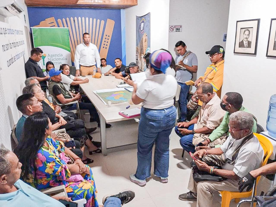 un-grupo-de-personas-sentadas-alrededor-de-una-mesa-en-una-habitacion