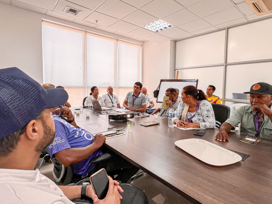 un-grupo-de-personas-sentadas-alrededor-de-una-mesa