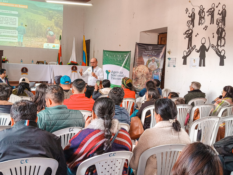 un-grupo-de-personas-sentadas-en-sillas-en-una-habitacion