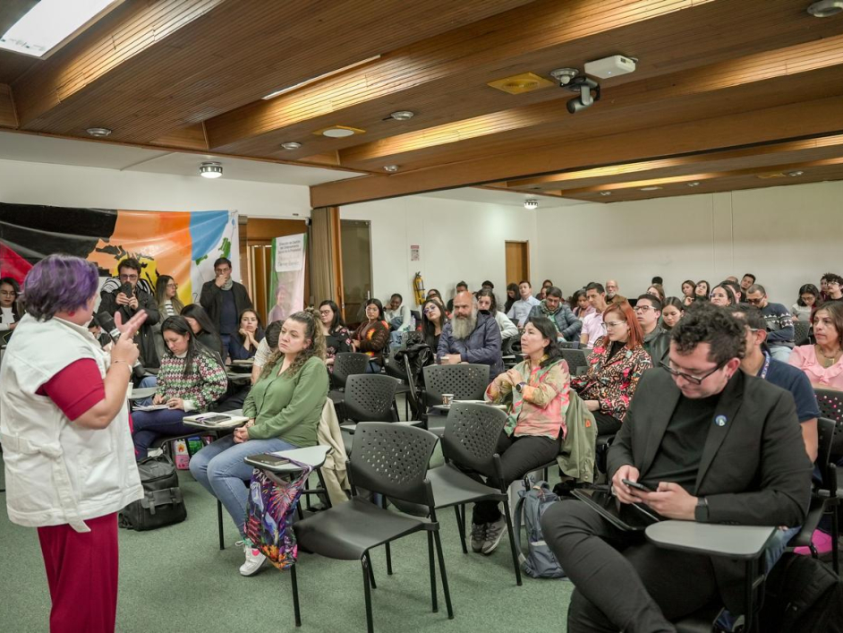 un-grupo-de-personas-sentadas-en-sillas-en-un-salon