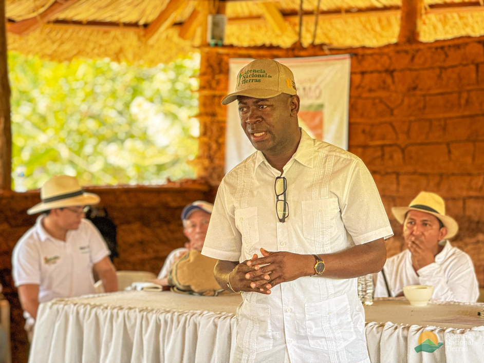 un-hombre-con-una-camisa-blanca-y-un-sombrero-hablando-con-la-gente