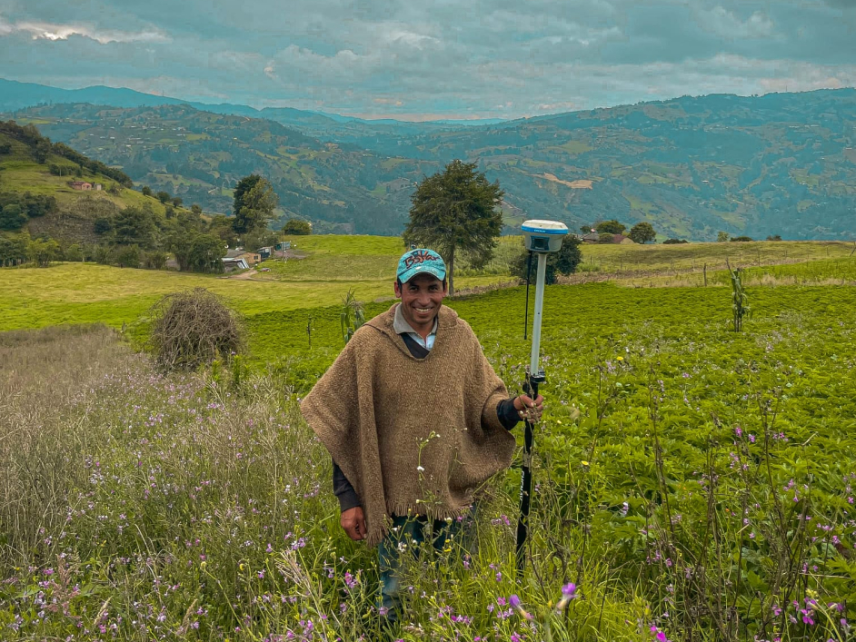 un-hombre-de-pie-en-un-campo-con-un-aparato