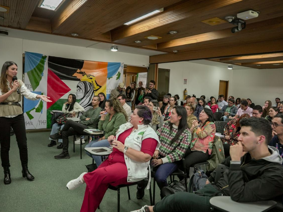 una-mujer-que-da-una-presentacin-a-un-grupo-de-personas