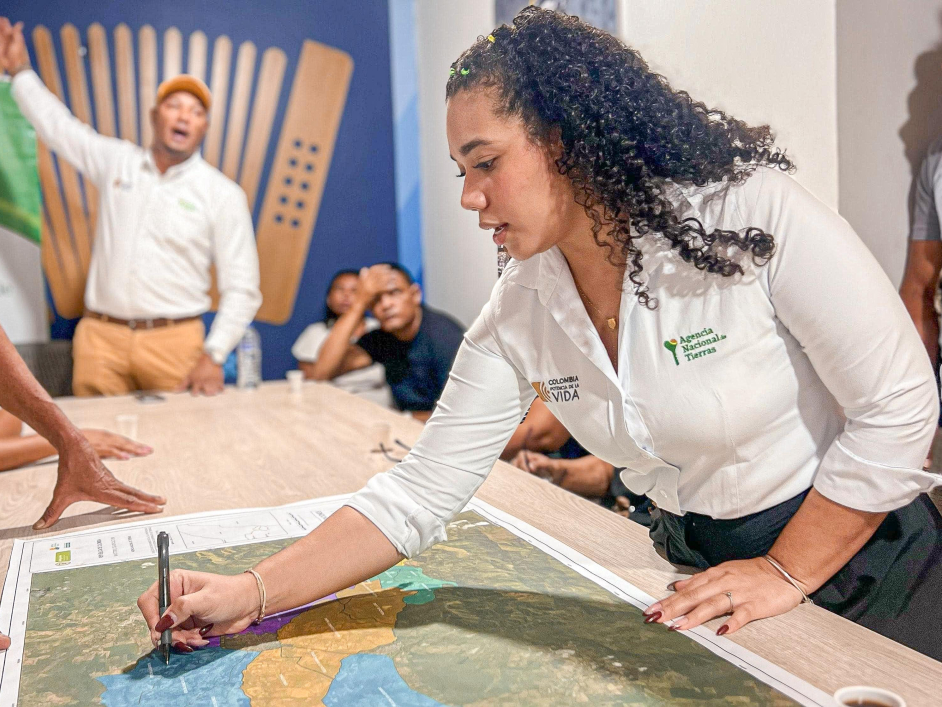 una-mujer-con-un-mapa-y-gente-a-su-alrededor