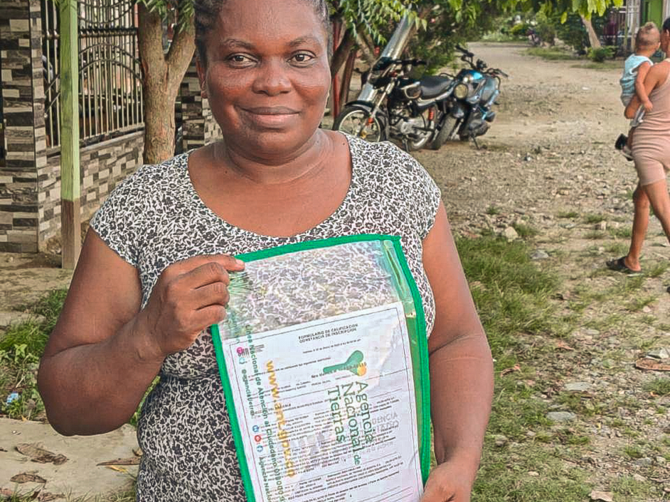 una-mujer-que-sostiene-un-documento-verde-y-blanco