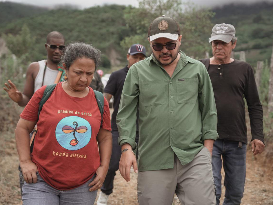 un-grupo-de-personas-caminando-por-un-camino-de-tierra