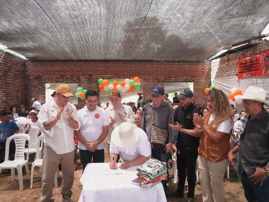 personas-con-camisas-blancas-y-sombreros-de-pie-alrededor-de-una-mesa