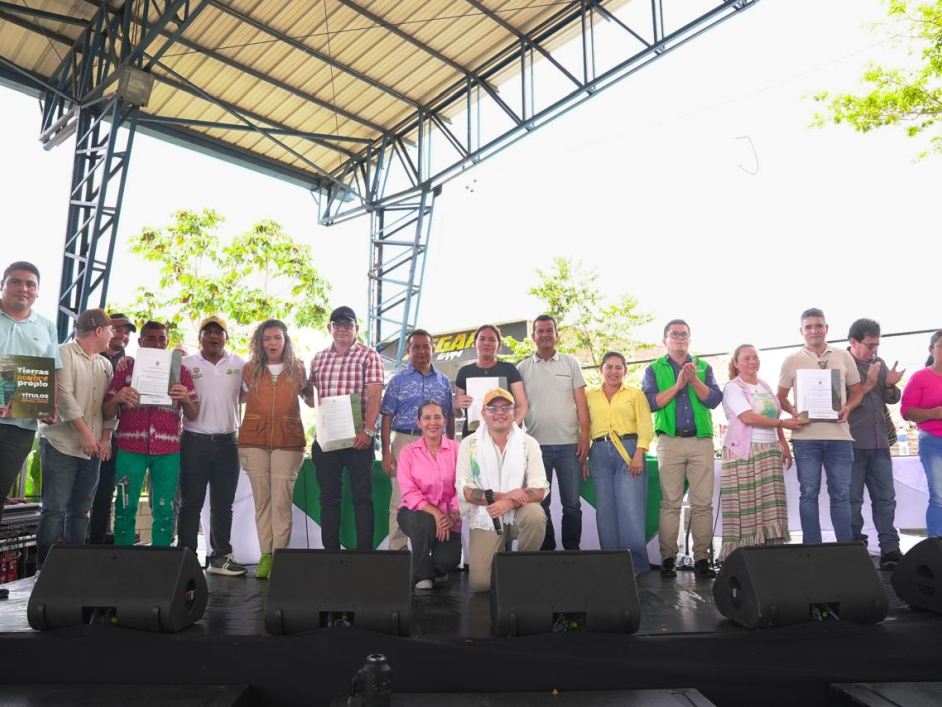 un-grupo-de-personas-parados-en-el-escenario-de-certificados-de-tierras-ant
