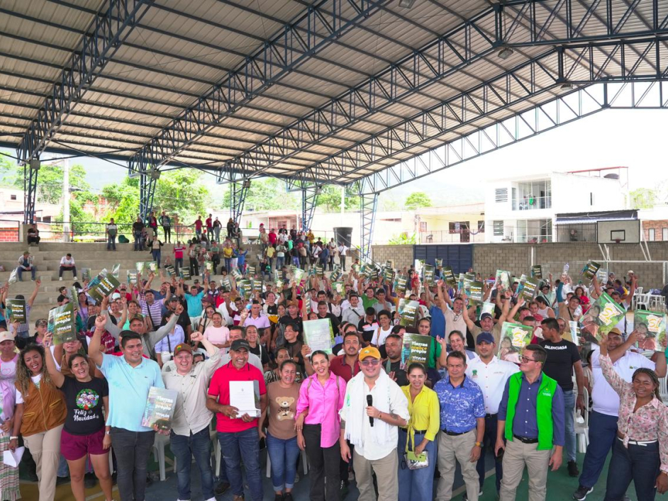 n-grupo-de-personas-que-sostienen-documentos-de-tierras-ant-en-un-polideportivo