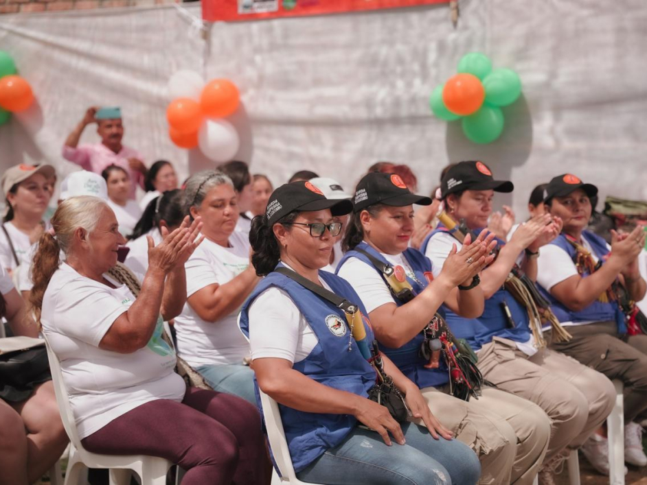  Nombre un-grupo-de-personas-sentadas-en-sillas-con-las-manos-en-alto
