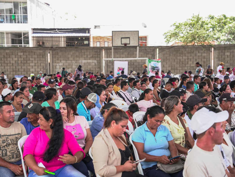 una-gran-multitud-de-personas-sentadas-en-sillas