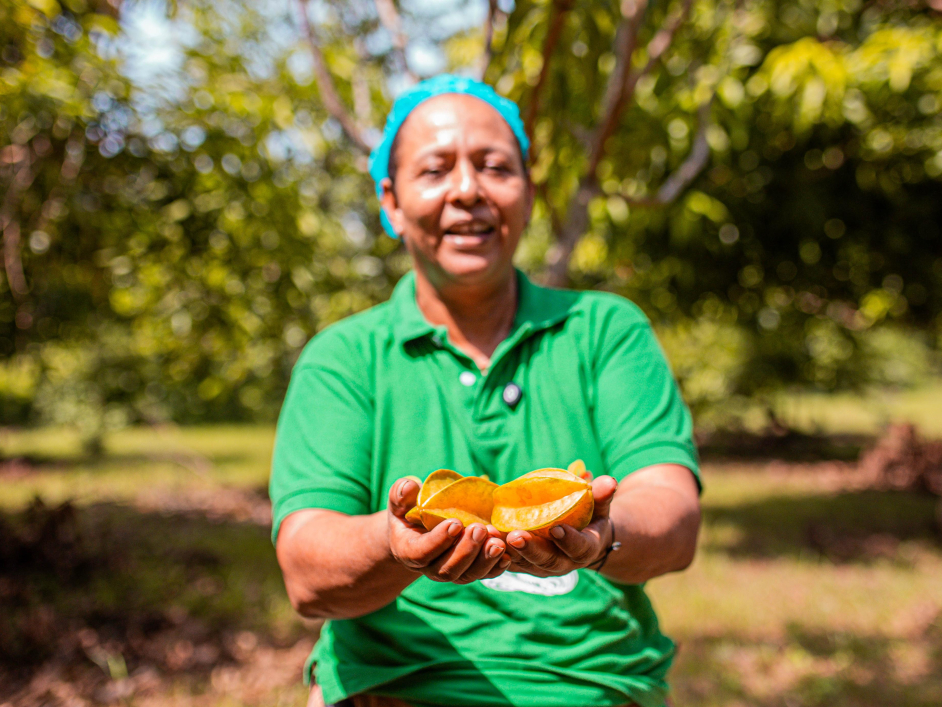 una-mujer-sosteniendo-un-trozo-de-fruta