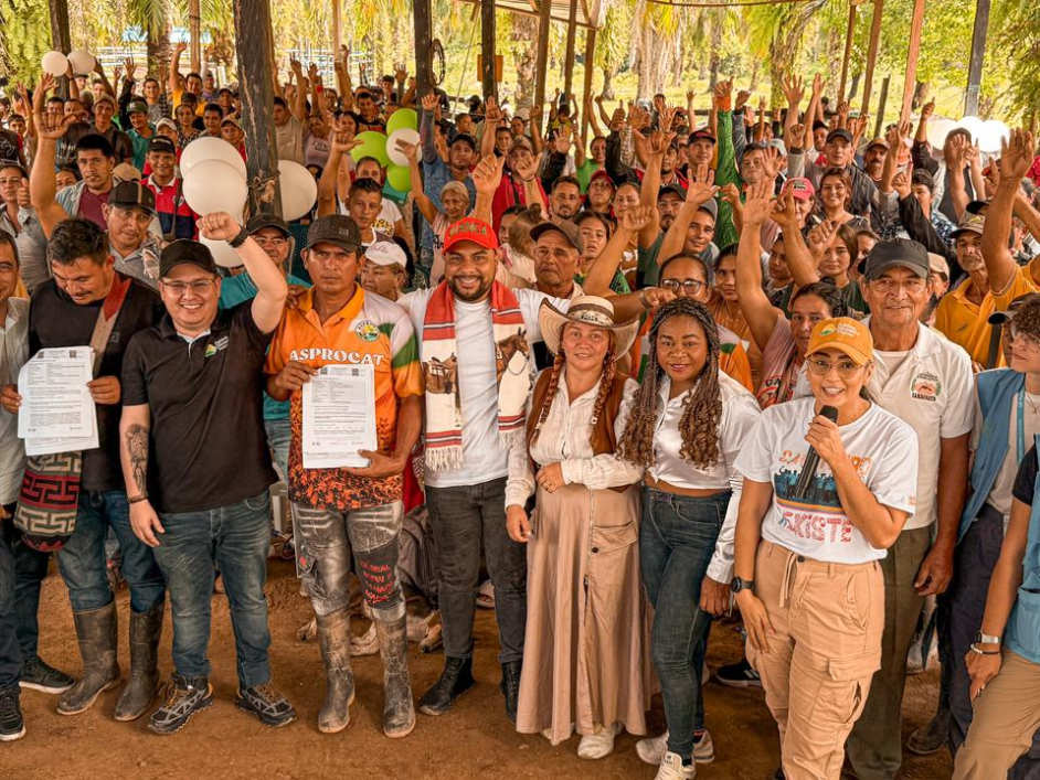 un-grupo-de-personas-paradas-alzando-sus-brazos