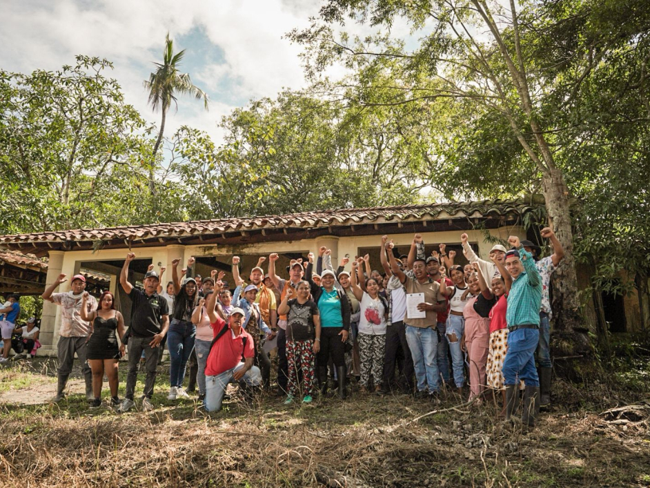 un-grupo-de-personas-paradas-frente-a-una-casa