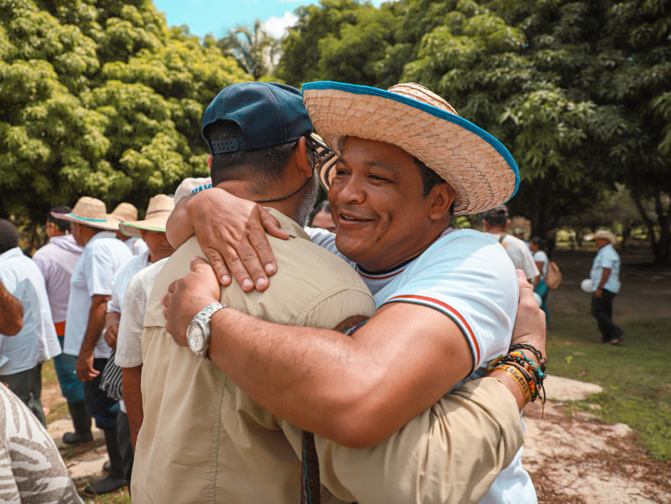 un-hombre-con-un-sombrero-de-paja-abrazando-a-otro-hombre