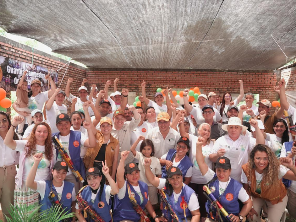 un-grupo-de-personas-con-camisas-blancas-y-sombreros-naranjas
