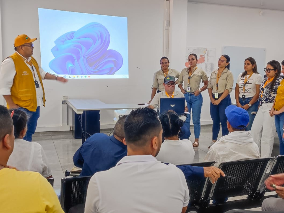 un-grupo-de-personas-en-un-salon-con-una-presentacion