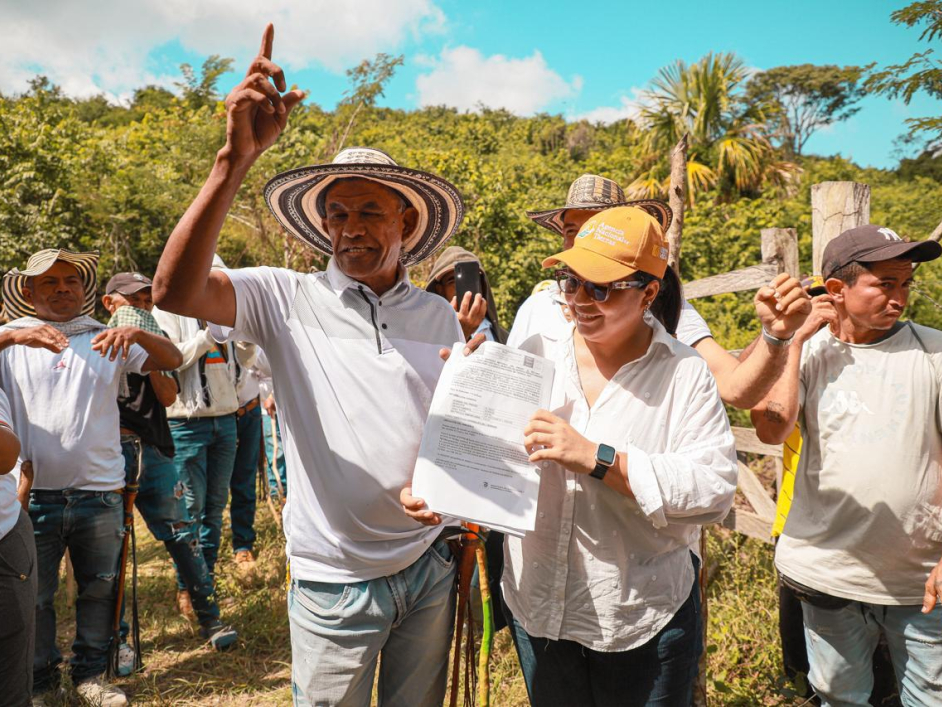 un-grupo-de-personas-paradas-en-un-campo