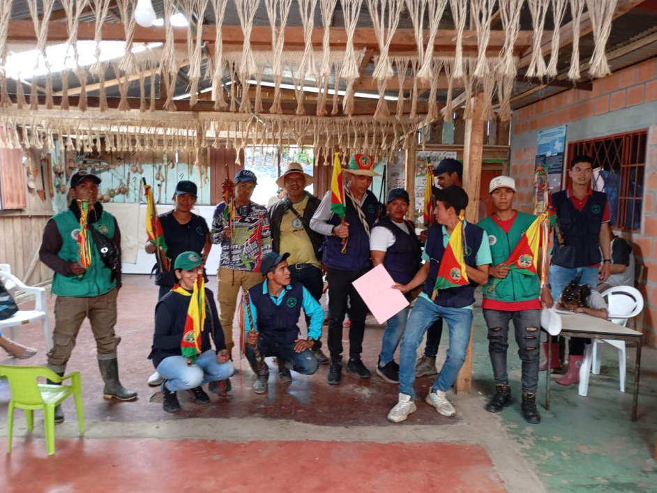 un-grupo-de-personas-posando-para-una-foto-con-banderas