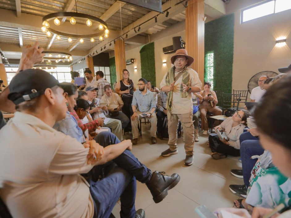 un-hombre-con-sombrero-habla-ante-una-multitud