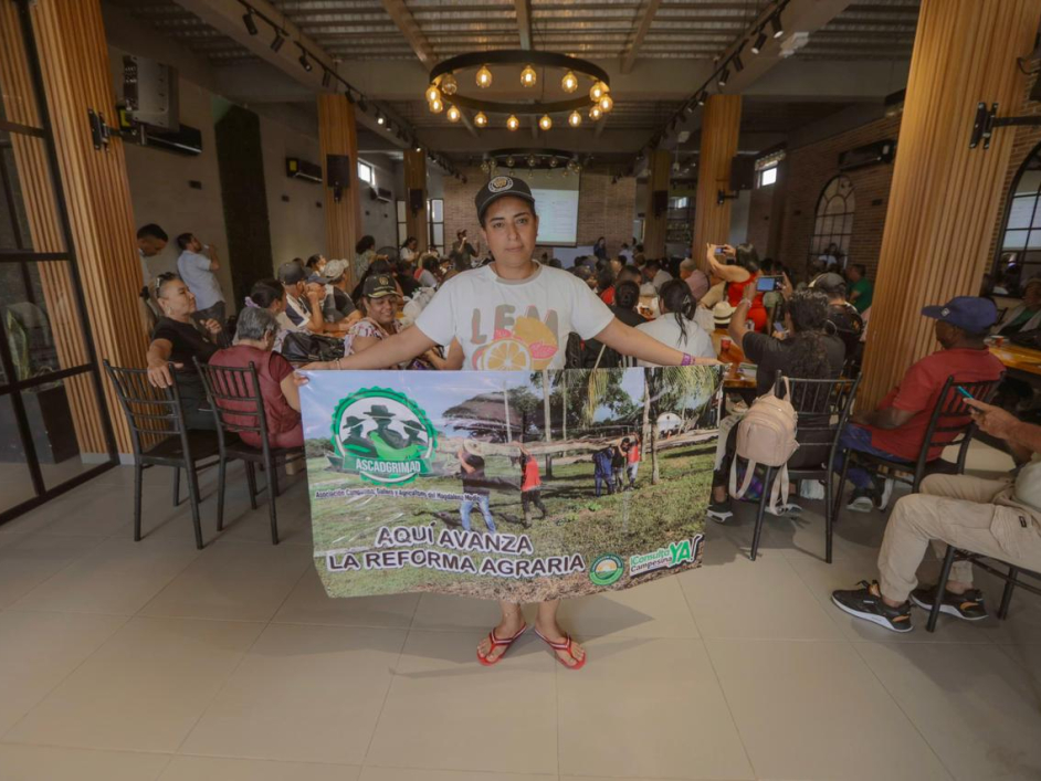 un-hombre-sosteniendo-una-pancarta-en-un-restaurante
