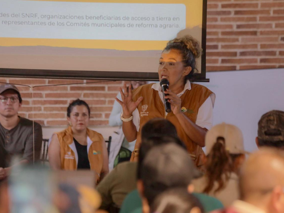 una-mujer-dando-una-presentacin-a-un-grupo-de-personas