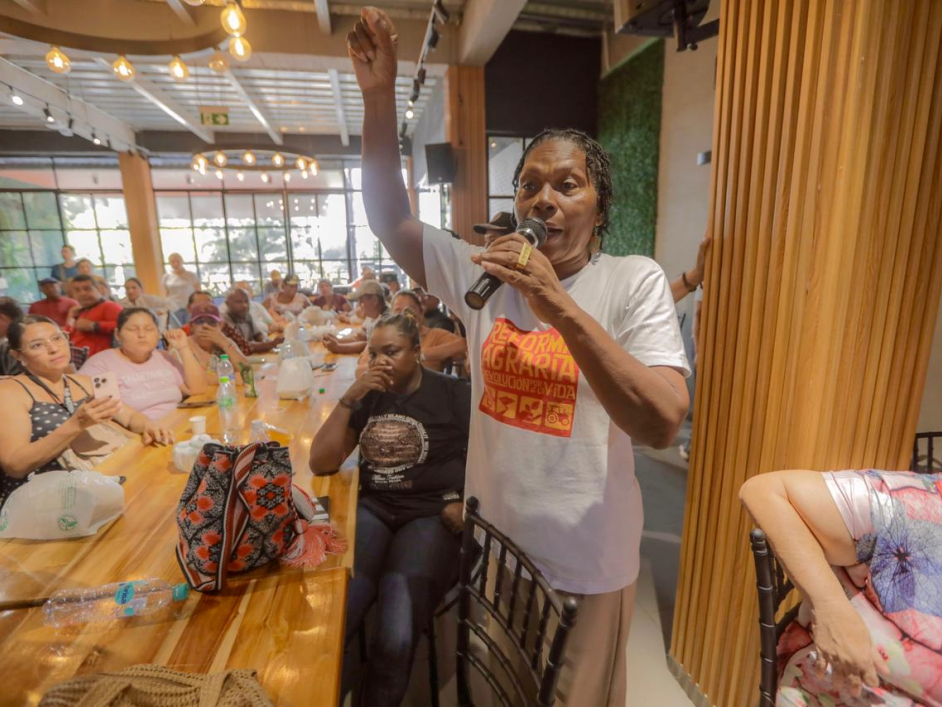 una-mujer-habla-con-un-grupo-de-personas-en-un-restaurante