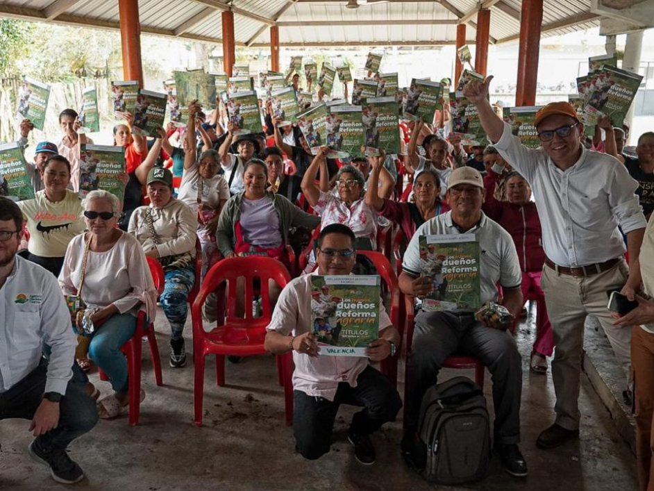 En medio de la emergencia climática, la Ruta del Título aseguró 430 nuevas propiedades rurales para familias campesinas en Valencia, Córdoba