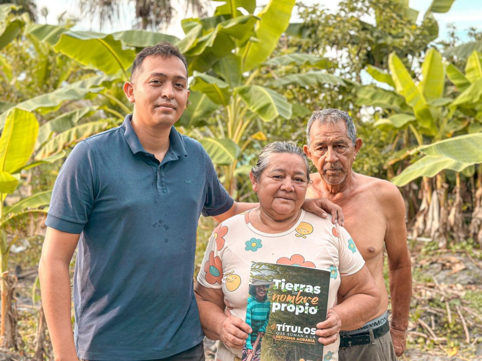 La ANT consolida la Reforma Agraria en la Amazonía con la entrega de un título de adjudicación a joven campesino del Guainía y fortalece emprendimiento rural familiar