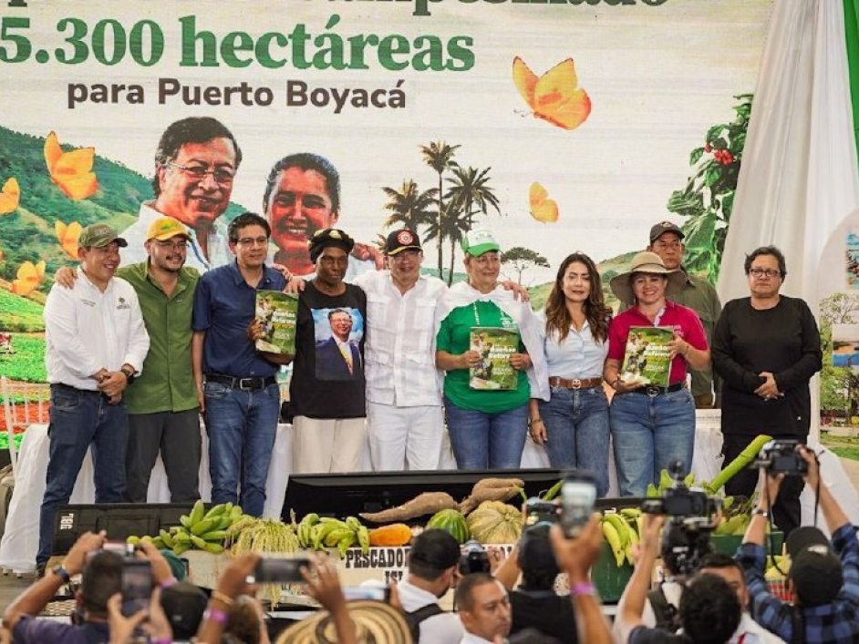 En Puerto Boyacá, ‘Capital de la Reforma Agraria’ en el Magdalena Medio, presidente Petro entrega 5.300 hectáreas a comunidades campesinas